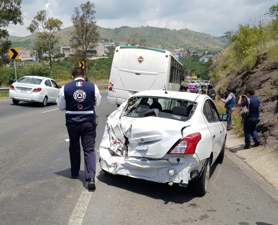 Choca transporte público contra vehículos