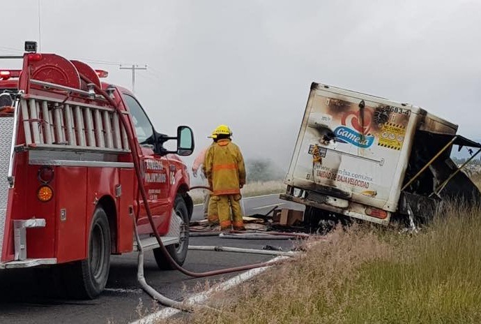 Queda calcinada camioneta en carretera