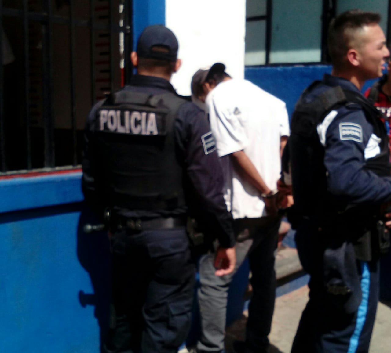 Amenaza y agrede a su familia