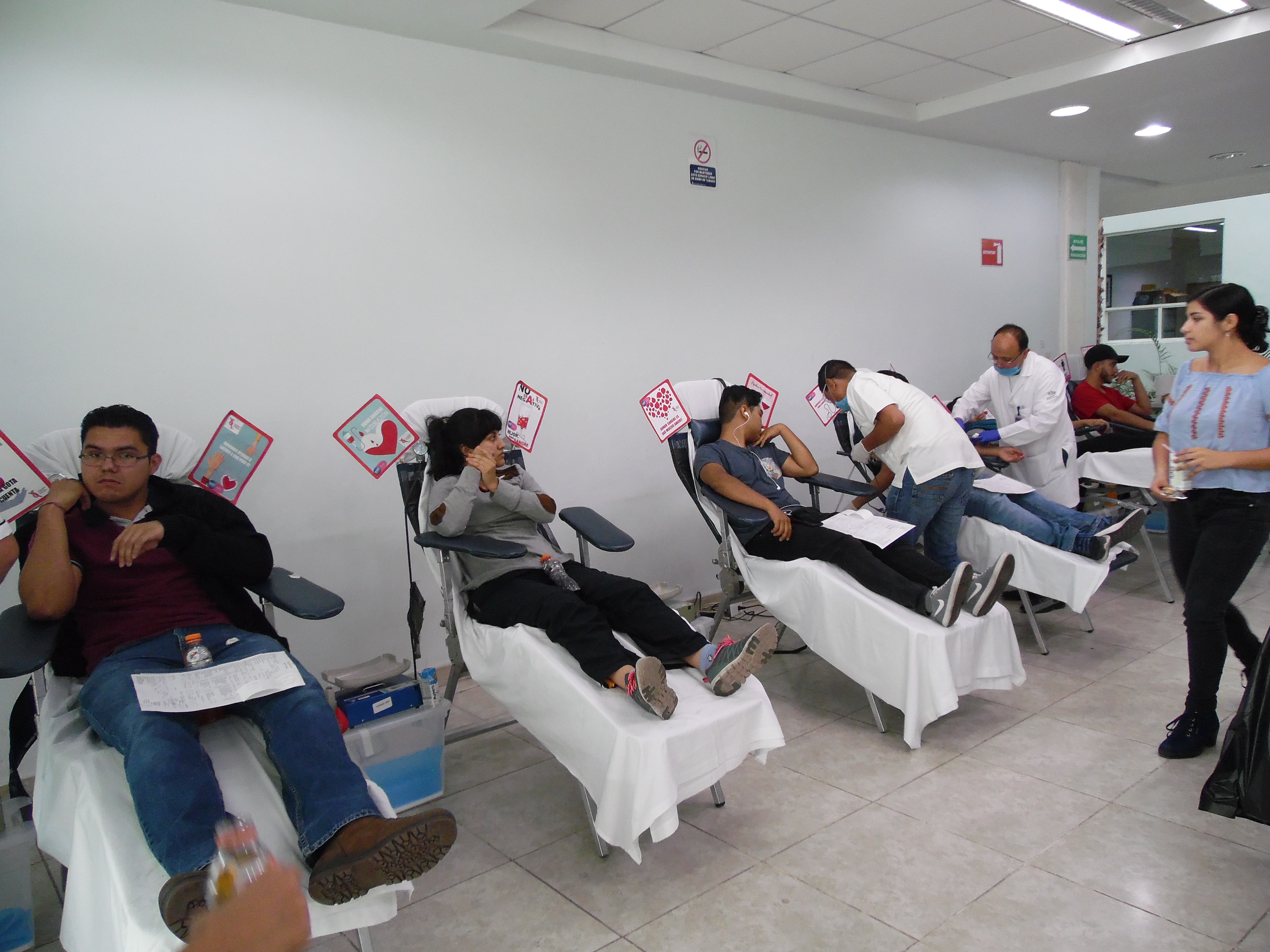 Estudiantes donan más de 100 unidades de sangre