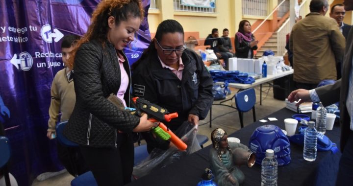 Canjean juguetes bélicos por material lúdico en escuelas