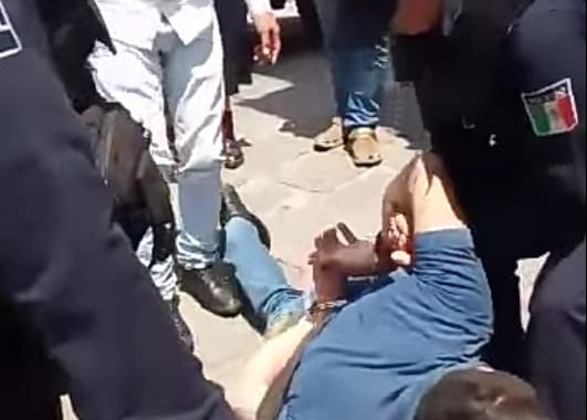 Roba bolsa a mujer adentro de iglesia