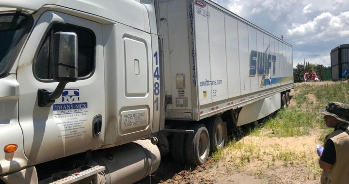 Recuperan trailer con mercancía por un millón de dólares