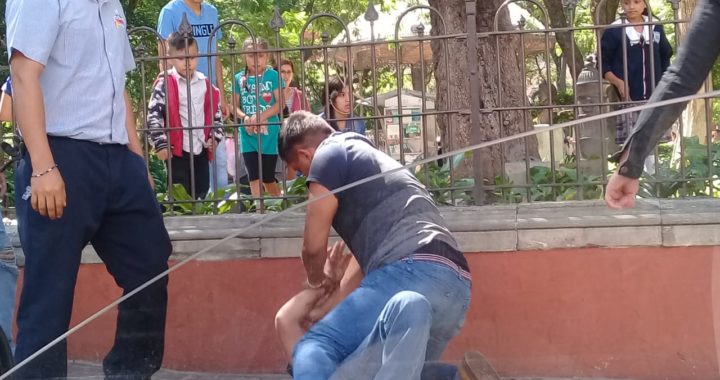 Pelean al término de desfile