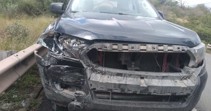 Choca patrulla contra auto de lujo