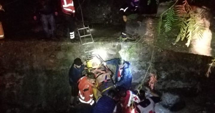 Caen en auto al río