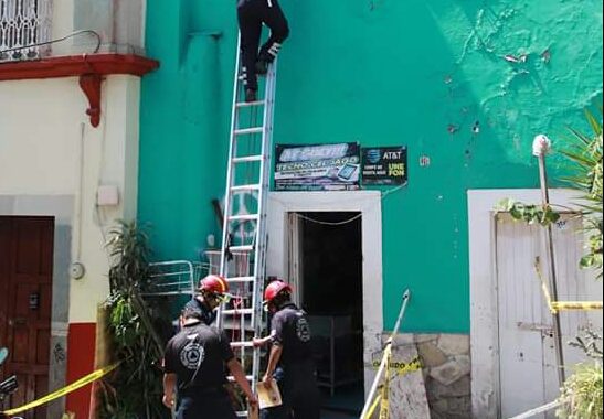 Derriban fachada de inmueble para evitar accidentes