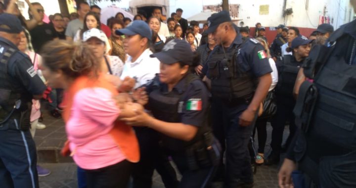 Detienen a comerciantes por agredir a policías