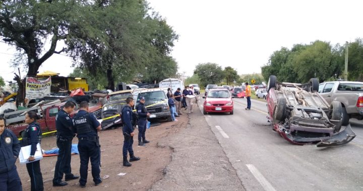 Muere mujer en volcadura