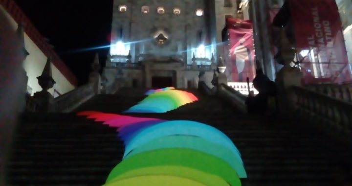 Invaden “espectros”, escalinatas de la Universidad de Guanajuato