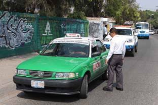 Califican de partidistas distintivos para taxis ejecutivos