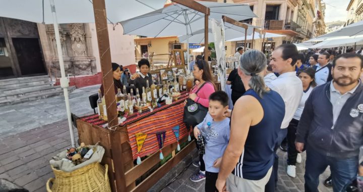 Reglamentos se violentan al vender alcohol en la vía pública