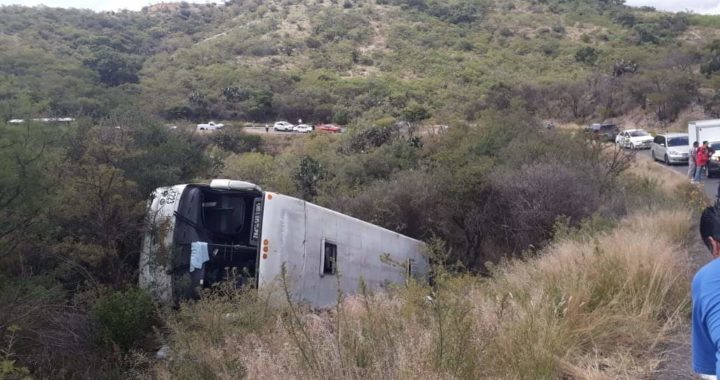 Vuelca camión en la sierra, hay 12 lesionados