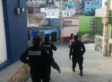 Agreden a policía con un machete, al atender reporte de violencia intrafamiliar