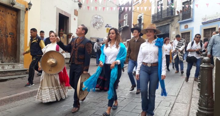 Desfilan 3 mil personas por el aniversario de la Revolución mexicana