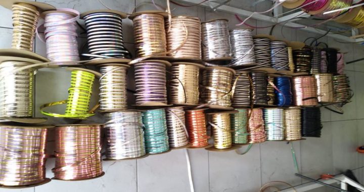 Aseguran carretes para hacer bolsas y calzado