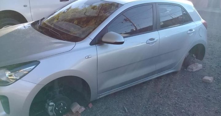 Dejan automóvil sin llantas en Los Alcaldes