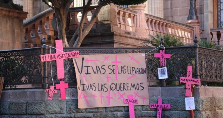 Llenan de cruses rosas la capital, por violencia machista