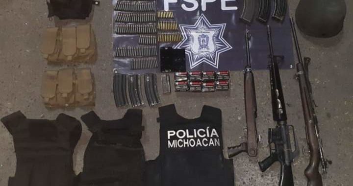 Aseguran a dos hombres con arsenal