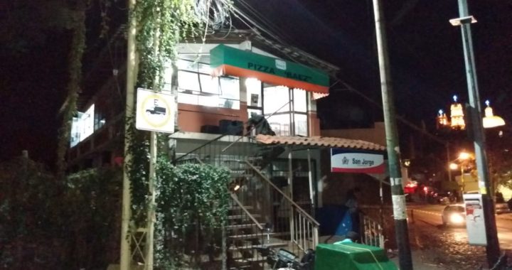 Desalojan pizzería por incendio
