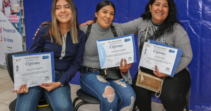 Familia concluye su educación en nivel secundaria