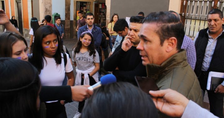 Municipio argumenta que si trabajan por universitarios