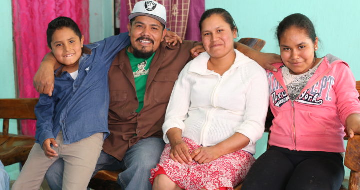 Migrantes acreditan estudios del nivel básico
