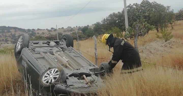 Mujeres salen ilesas de aparatosa volcadura
