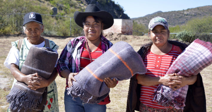 Entrega DIF estatal cobijas para proteger del frío