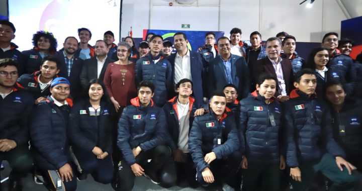 Abanderan a Delegación que competirá en el Torneo Mundial de Robótica en China