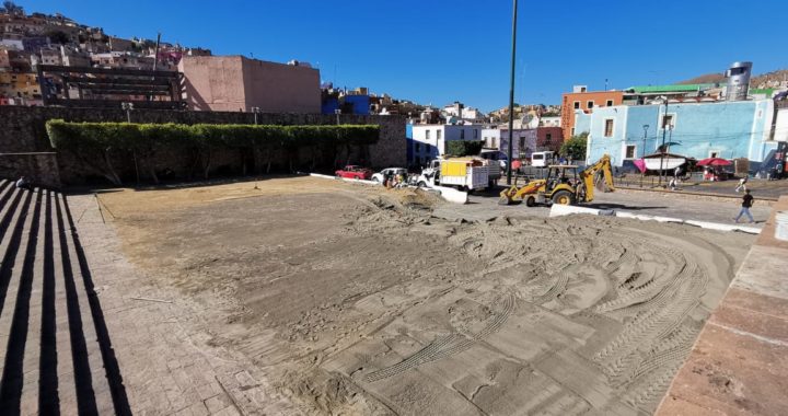 Sigue sin pista de hielo la capital; artesanos invierten 100 mil pesos en adornos