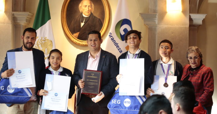 Reconoce Gobernador a los ganadores del Torneo Mundial de Robótica