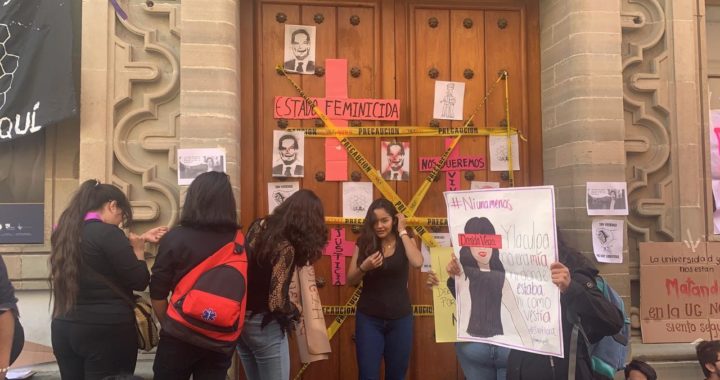 Toman estudiantes de la UG edificio central; exigen justicia