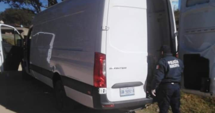 Detienen a dos por robo de camioneta y cigarros