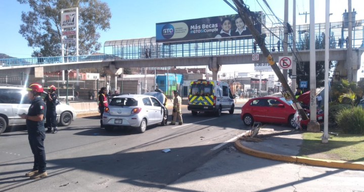 La falta de pericia al volante causa aparatoso accidente