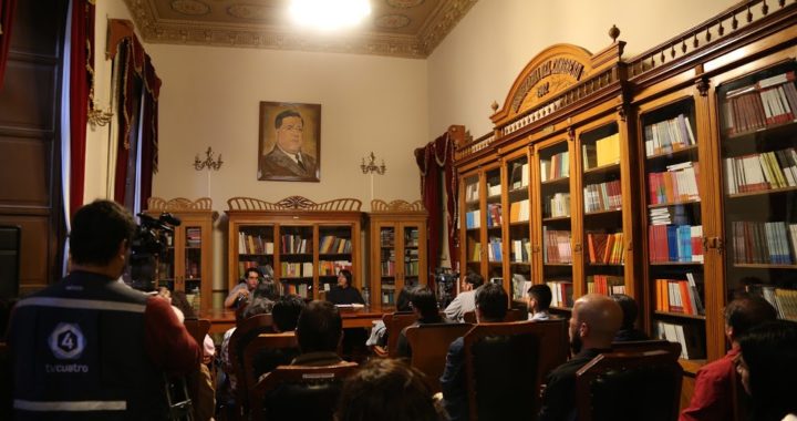 Presenta libro egresado de la UG