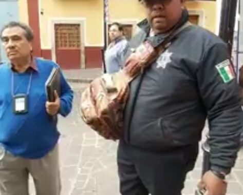 Golpea supuesto abogado a oficial de Policía Vial