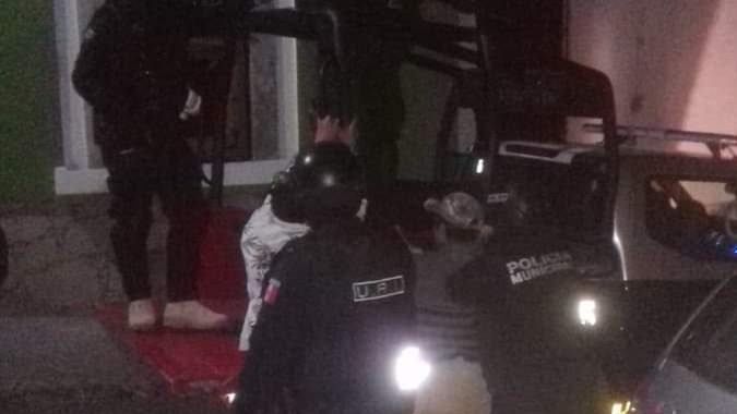 Detienen a hombre por amenazas con machete