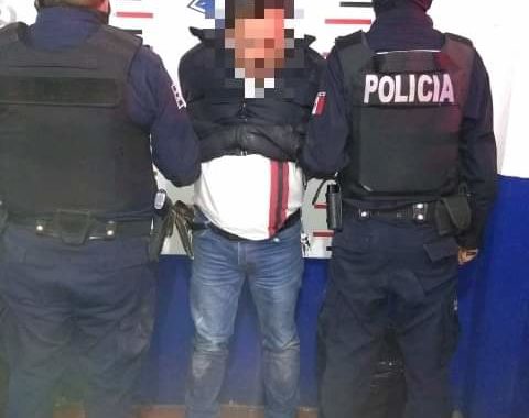 Forcejea policía para desarmar a civil
