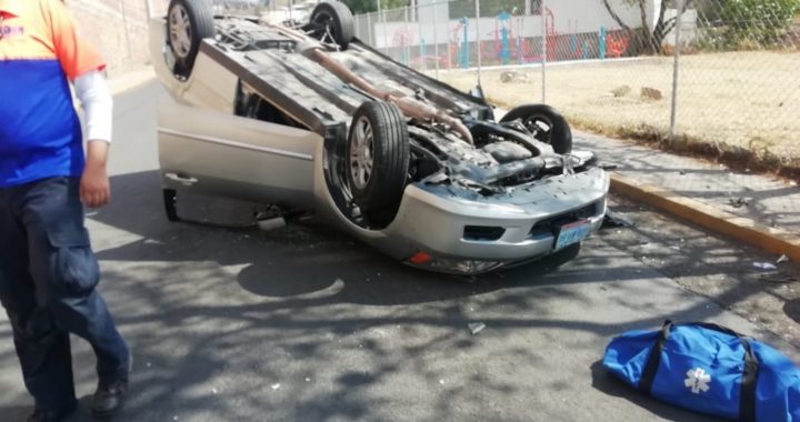 Vuelca en el acceso Diego Rivera