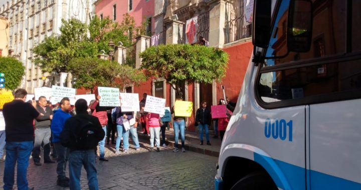 Cierran calle comerciantes en protesta