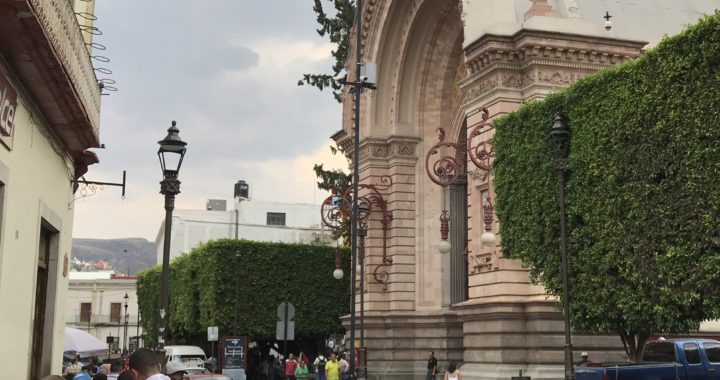 Golpe al turismo, a la economía y a la presencia de México, eliminación de embajadas.