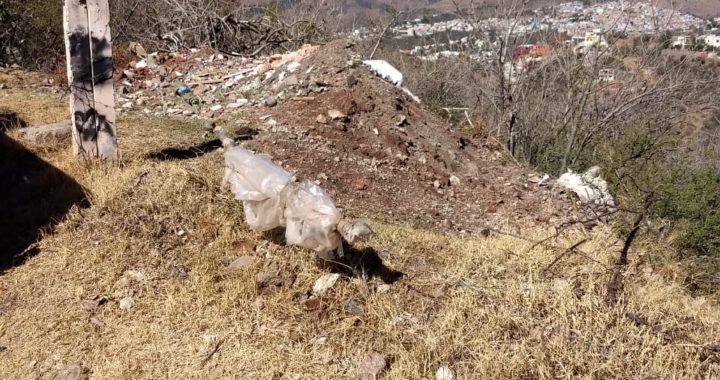 Arrestan a dos por tirar escombros