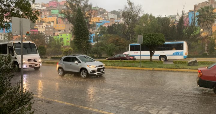 En tiempo y forma, avanza el sistema de riego en áreas verdes de Los Pastitos