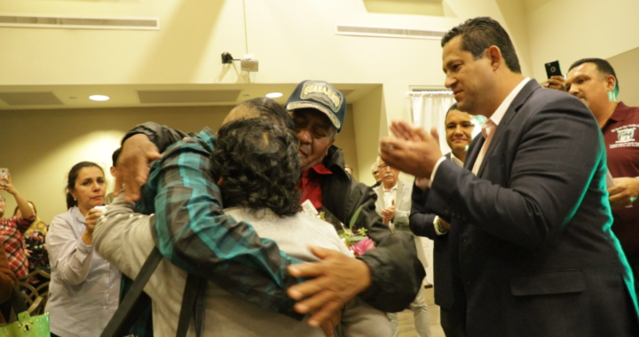 Visita gobernador a migrantes en California