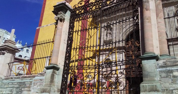 Retiran riesgos del atrio de la Basílica