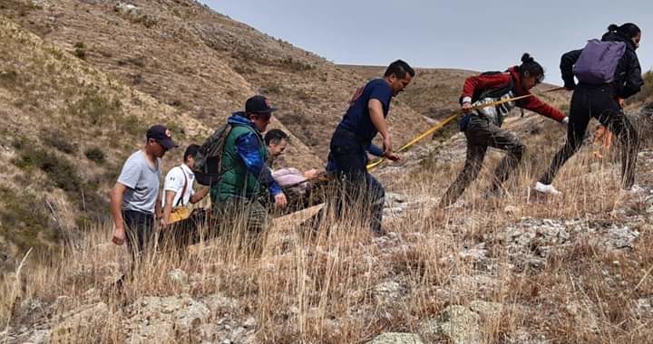 Rescatan a directora del DIF lesionada en el cerro