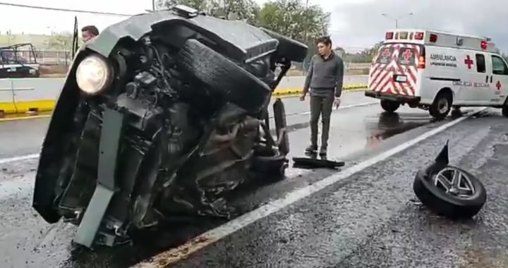 Joven resulta ileso en aparatosa volcadura