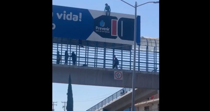 Mujer intenta saltar de un puente peatonal
