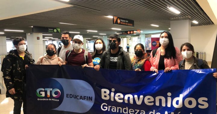 Regresaron 29 estudiantes de China